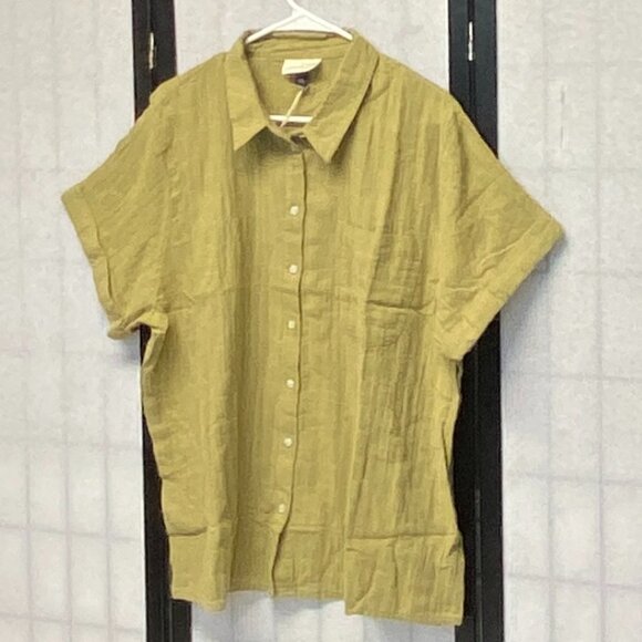 Universal Thread Short Cuff Sleeve Collared Button Front Light Shirt Olive NWT - Picture 4 of 9